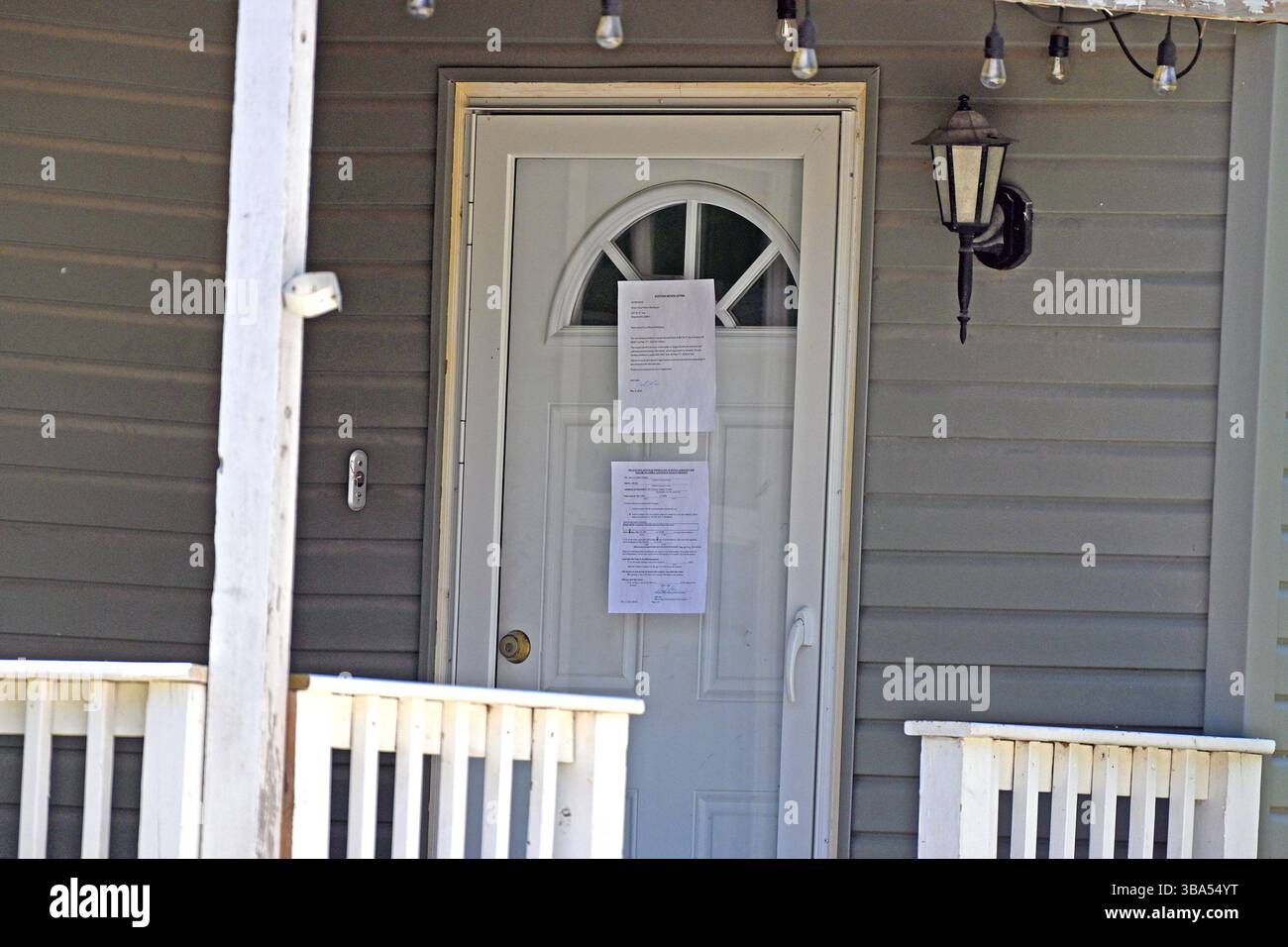 Emporia Kansas, USA. Mai 2025. Vertreibungen sind an der Haustür des Hauses 867 West 5th Ave in Emporia angebracht, an dem sich die Homeland Security-Untersuchung befand, wo eine bedeutende Drogenverteilung von flüssigem Methamphetamin über die mexikanisch-amerikanische Grenze nördlich der interstate Rt geschmuggelt wurde. 35. Hier fand die Polizei über 130 Pfund fertiges Meth sowie ein Konversionslabor. Quelle: Mark Reinstein/Media Punch/Alamy Live News Stockfoto