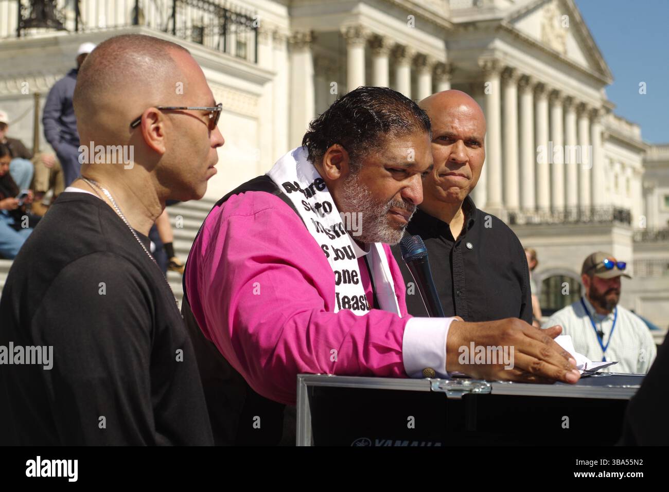 Washington, DC, USA. April 2025. Rev. William J. Barber II. Spricht im US-Kapitol mit Rep. Hakeem Jeffries (D-NY) und Sen Cory Booker (D-NJ) Stockfoto