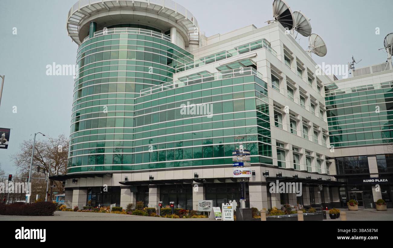 SEATTLE, WASHINGTON - 10. APRIL 2017 - KOMO Plaza TV Station Building mit Satellitenschüsseln in Seattle, Washington Stockfoto
