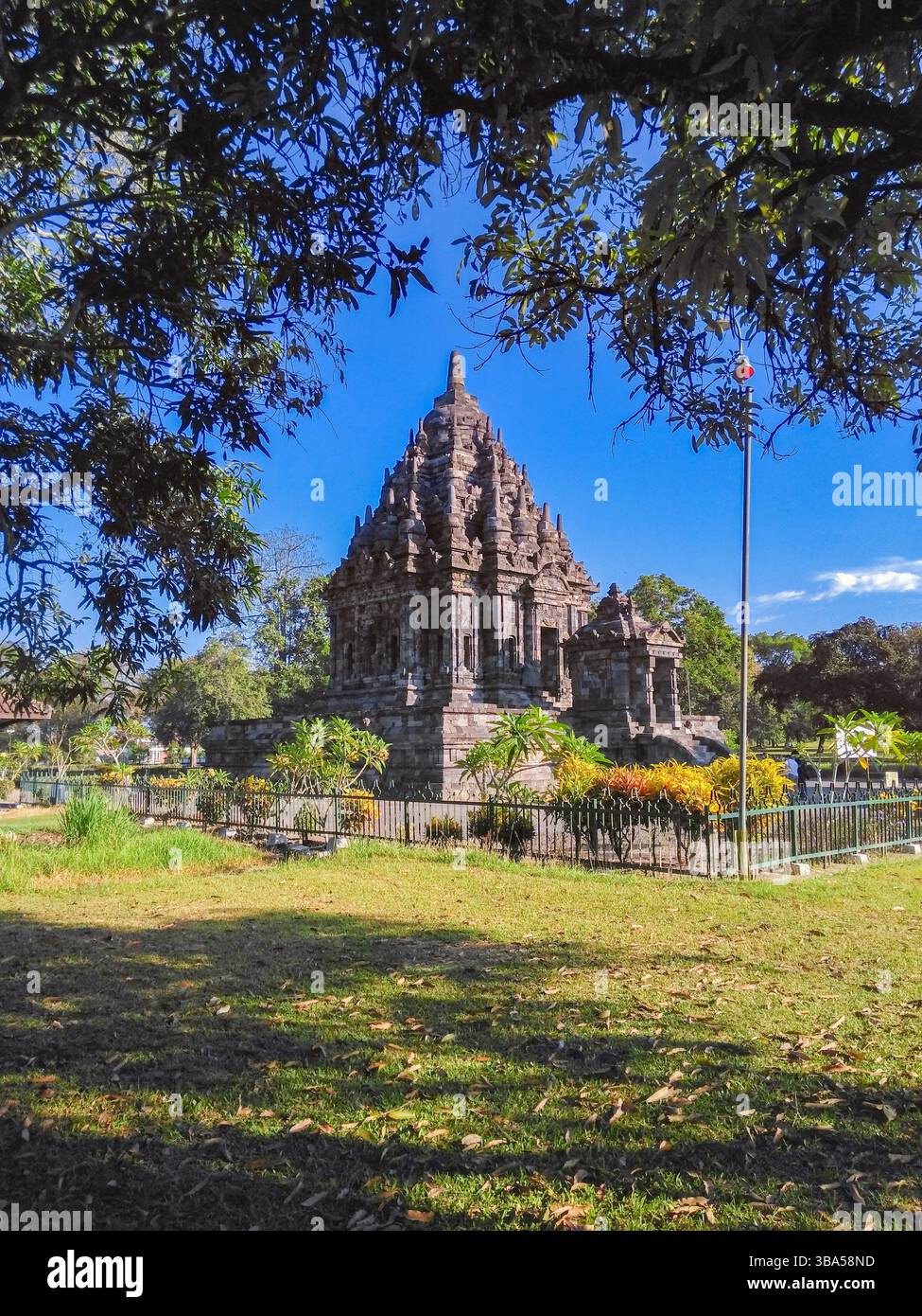 Erleben Sie Candi Bubrah bei Sonnenaufgang, eine buddhistische Ruine aus dem 9. Jahrhundert im Prambanan-Komplex, Klaten. Der Morgennebel umhüllt seine alten Stupa-Fragmente auf magische Weise. Stockfoto