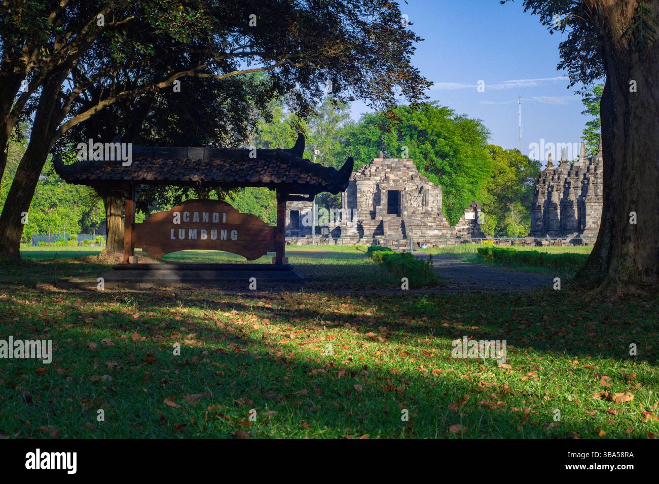 Candi Lumbung, ein buddhistisches Juwel aus dem 9. Jahrhundert im Prambanan Complex, Klaten. Diese ruhige Ansammlung von Stupas verbindet Spiritualität mit Aussichten auf Reisfelder. Stockfoto