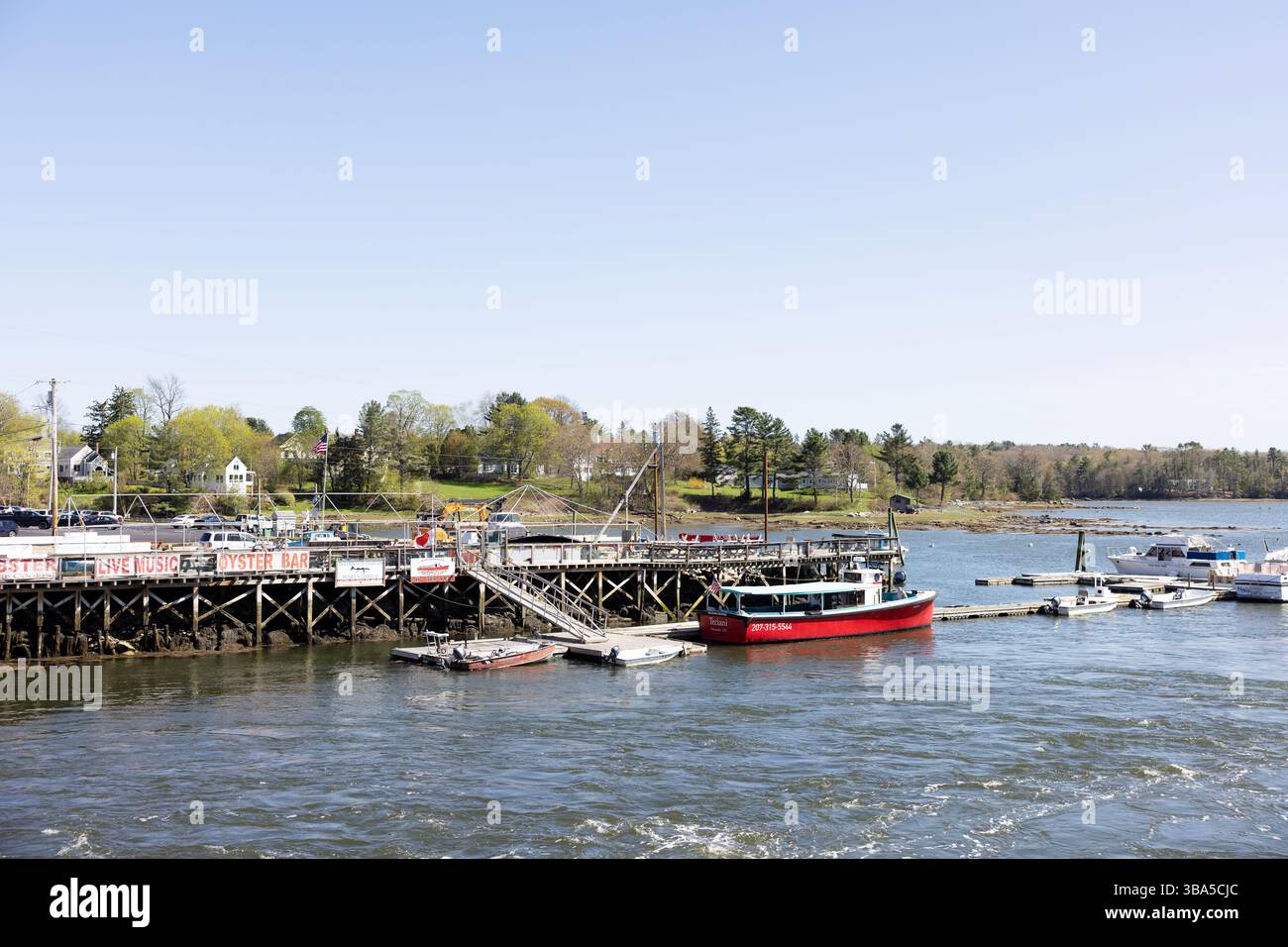 Boote an einem kleinen Yachthafen auf dem Fluss in Damariscotta, Maine, USA. Stockfoto