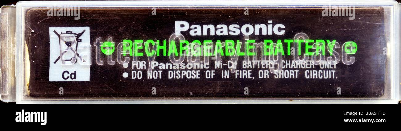 Panasonic Ni-CD-Akku in transparentem Kunststoffgehäuse mit Warnschild zur Entsorgung Stockfoto