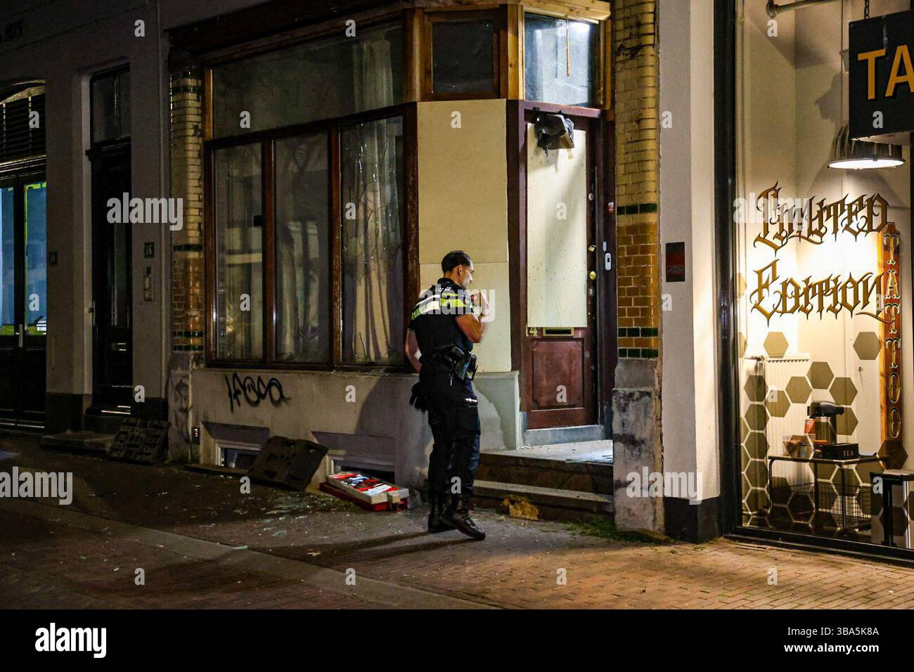 ARNHEM - die Polizei ermittelt in einer Wohnung auf Spijkerlaan, wo zum zweiten Mal seit einer Woche ein Sprengsatz hochgefahren ist. Warum das Hotel zum zweiten Mal getroffen wurde, ist nicht klar. ANP NACHRICHTENAGENTUR HEITINK niederlande aus - belgien aus Stockfoto