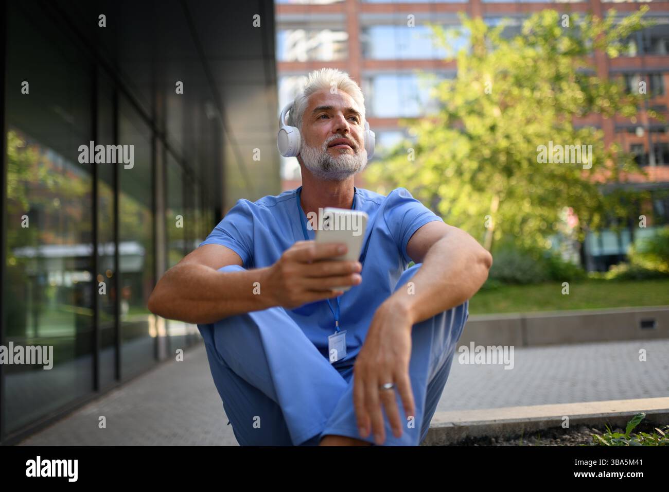Medizinisches Personal, das sich mit Musik außerhalb des Krankenhauses entspannt. Stockfoto
