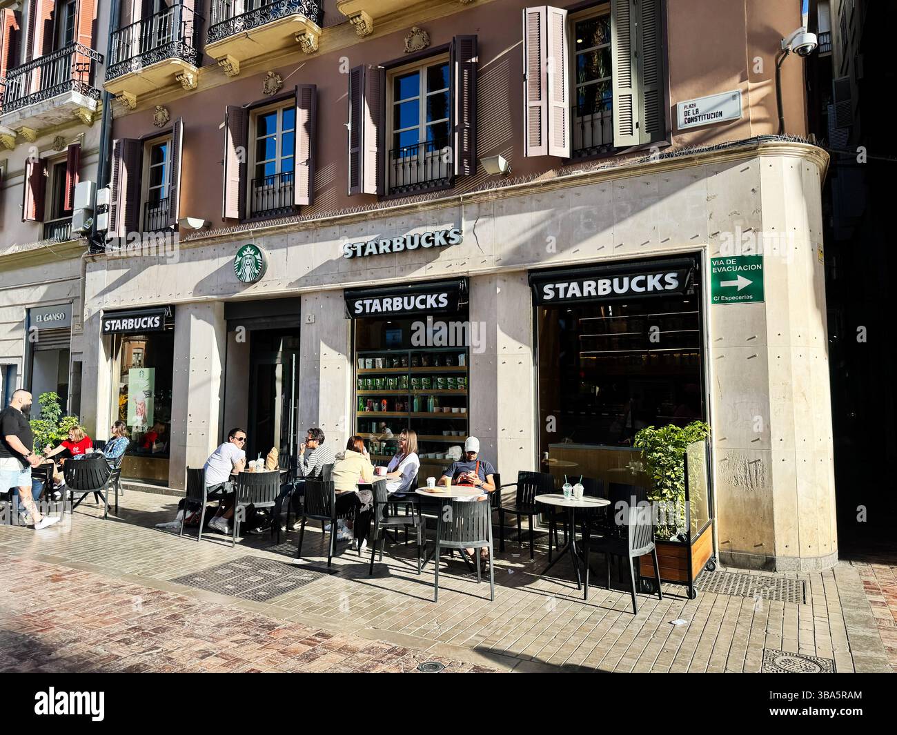 Malaga, Spanien - 2. Mai 2025: Menschen entspannen und genießen Kaffee auf der Terrasse eines Starbucks in Malaga Stockfoto