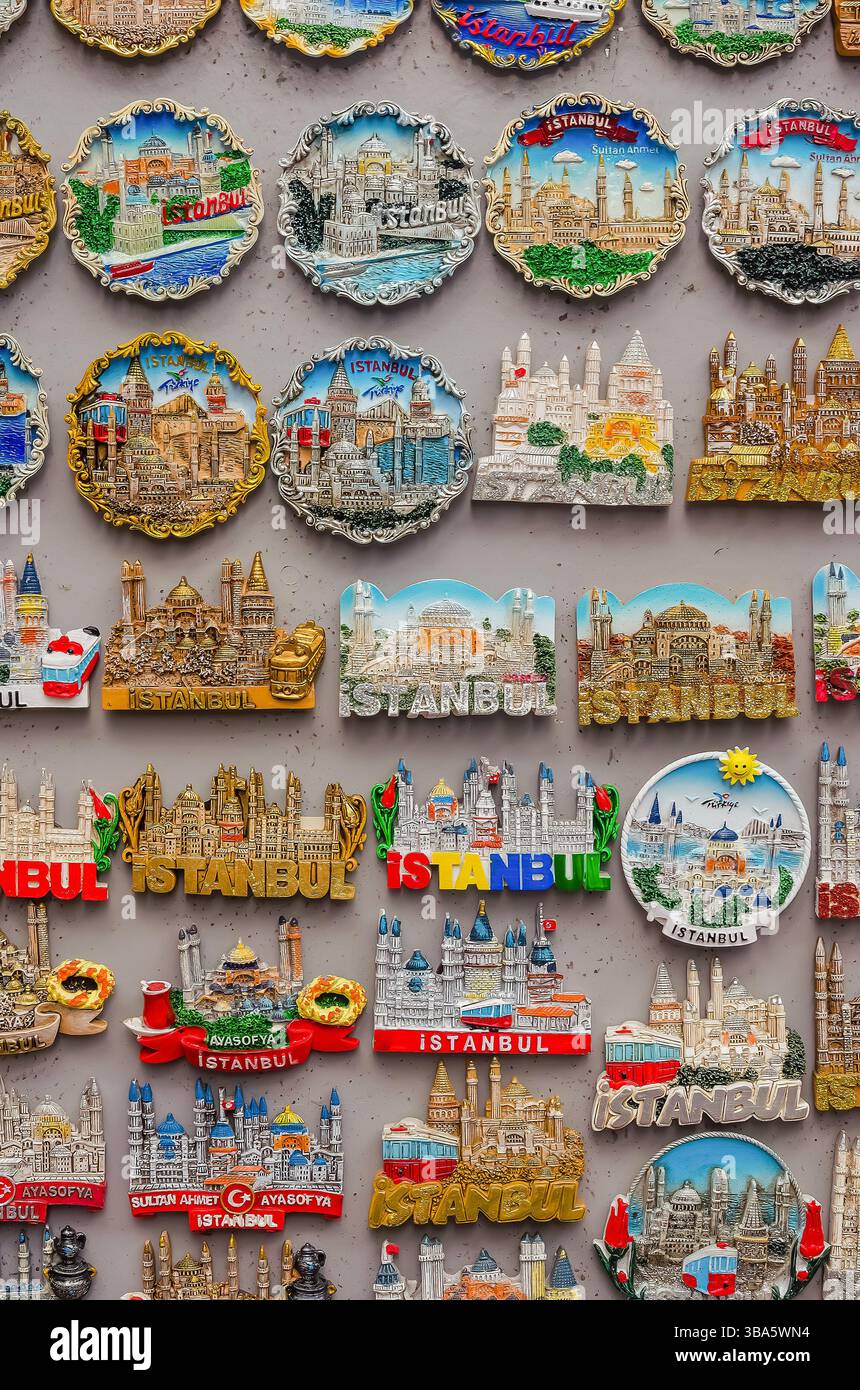 Istanbul, Türkei - 04. Mai 2025: Farbenfrohe Souvenirs aus Istanbul werden an einer Wand in einem lebendigen Arrangement gezeigt Stockfoto