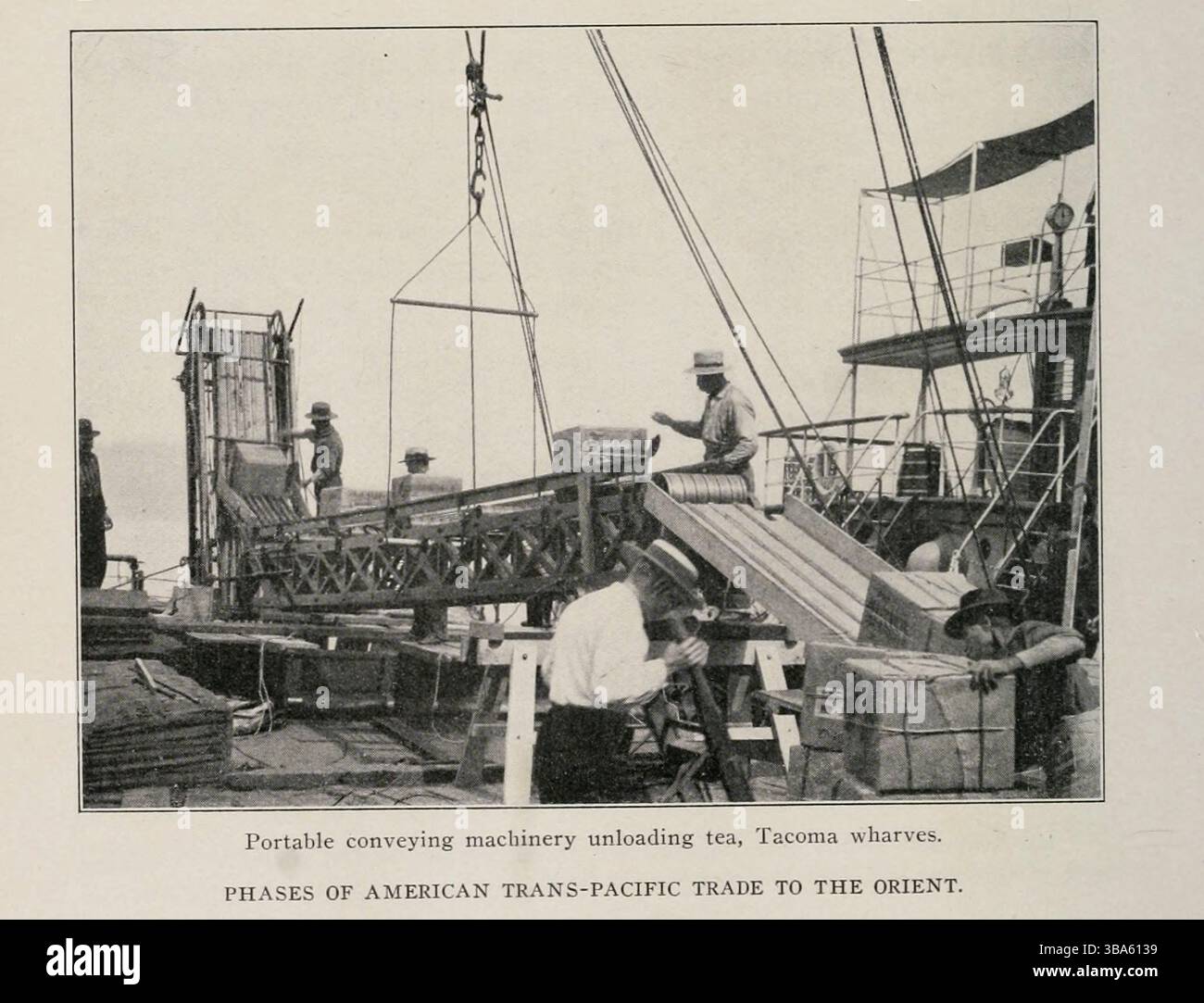 Tragbare Fördermaschinen zum Entladen von Tee, Tacoma-Werften. Aus dem Artikel AMERIKANISCHER LANDTRANSPORT IN DEN ORIENT. Von Harrington Emerson. Vom Engineering Magazine gewidmet dem Industrial Progress Band XXIV Oktober 1902 bis März 1903 The Engineering Magazine Co Stockfoto