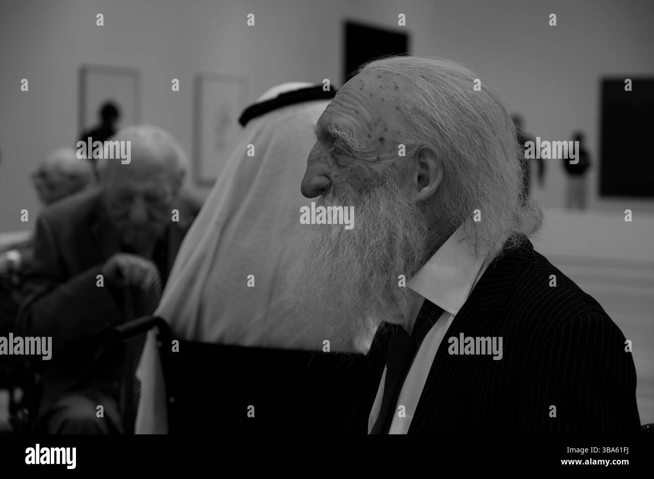 Profil einer hyperrealistischen älteren Figur in der Kunstinstallation "Old Persons Home" Stockfoto