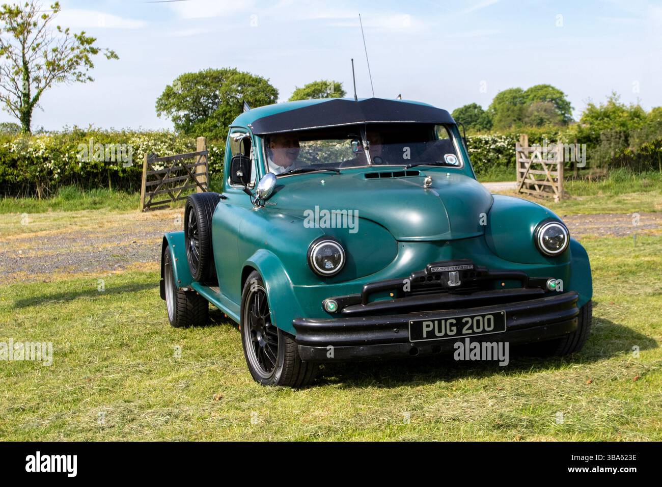 1952 90er Jahre Blue Green Standard Vanguard Work Truck Benzinmotor 2088 ccm; 2025 Wheels Up North, Car Culture Event, modifizierter Klassiker und Supersportwagen Event, Longridge England, Großbritannien Stockfoto