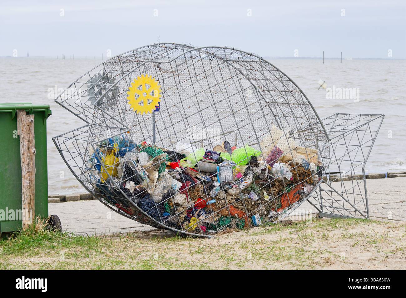 Müllcontainer in Fischform am Nordseestrand in Harlesiel, Ostfriesland. Sammelte Müll vom Meer und Strand. Stockfoto
