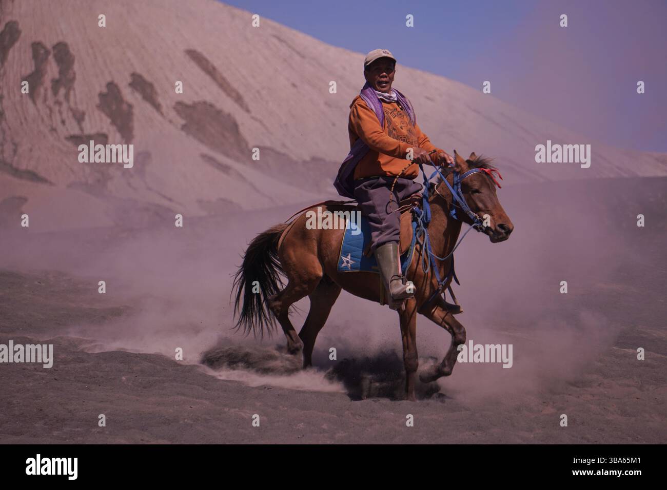 Reiterinnen und Reiter im National Bromo Park, die Reiterdienste für Besucher oder Touristen anbieten. Stockfoto