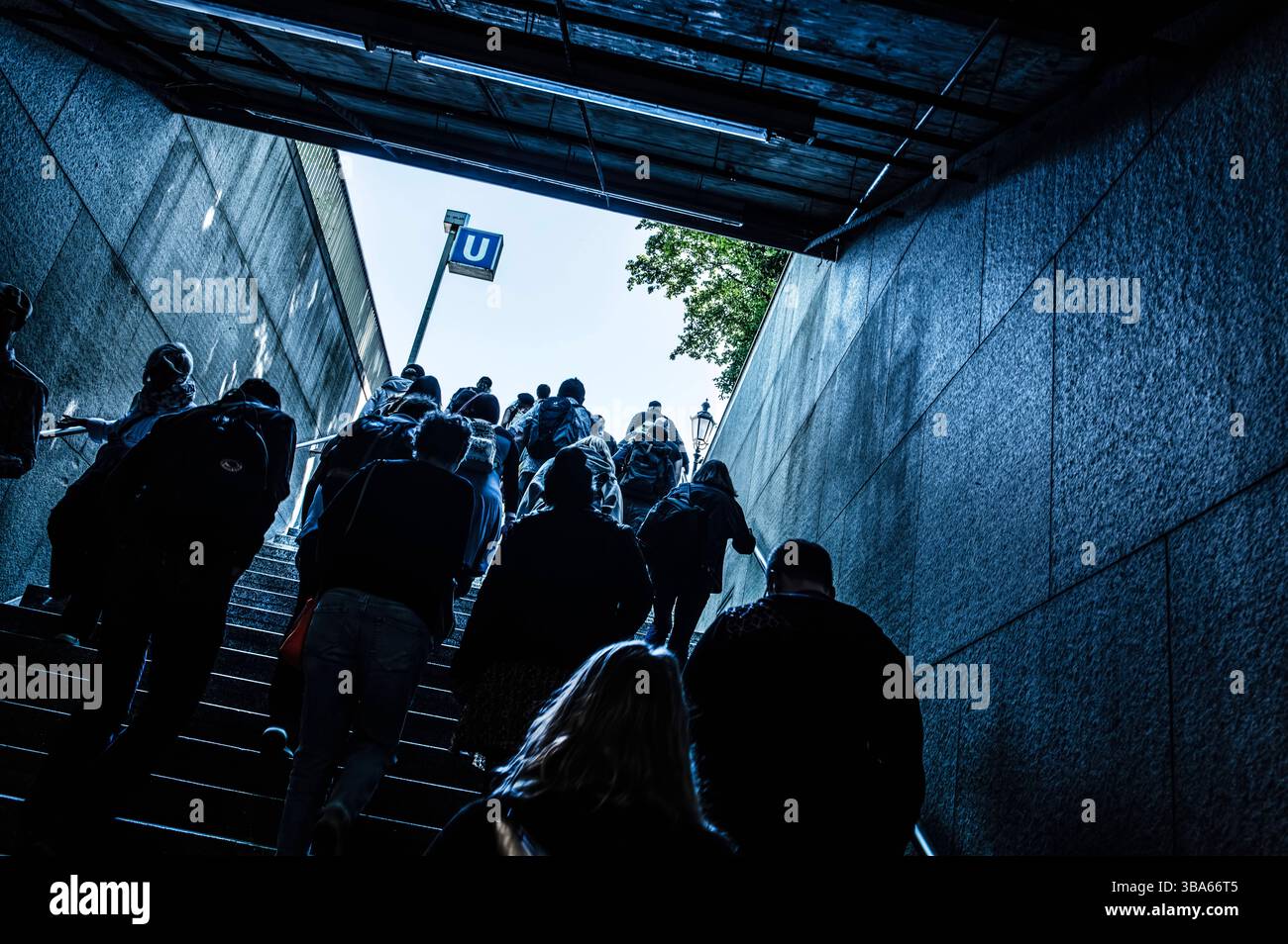 Großer Andrang von Messebesuchern im U-Bahnhof Messestadt West, Eröffnung der Bauma 2025 am Montagmorgen, weltgrößte Baumaschinenmesse, Messe München, 7. April 2025 Deutschland, München, Mai 2025, Fahrgäste verlassen den U-Bahnhof Königsplatz, Gegenlicht, Symbolfoto ÖPNV, öffentlicher Nahverkehr, öffentliche Verkehrsmittel, U-Bahn, Mobilität, Bayern *** große Massen von Messebesuchern am U-Bahnhof Messestadt West, Eröffnung der bauma 2025 am Montagvormittag, weltgrößte Baumaschinenmesse, Messe München, 7. April 2025 Deutschland, München, Mai 2025, Passagiere verlassen Stockfoto