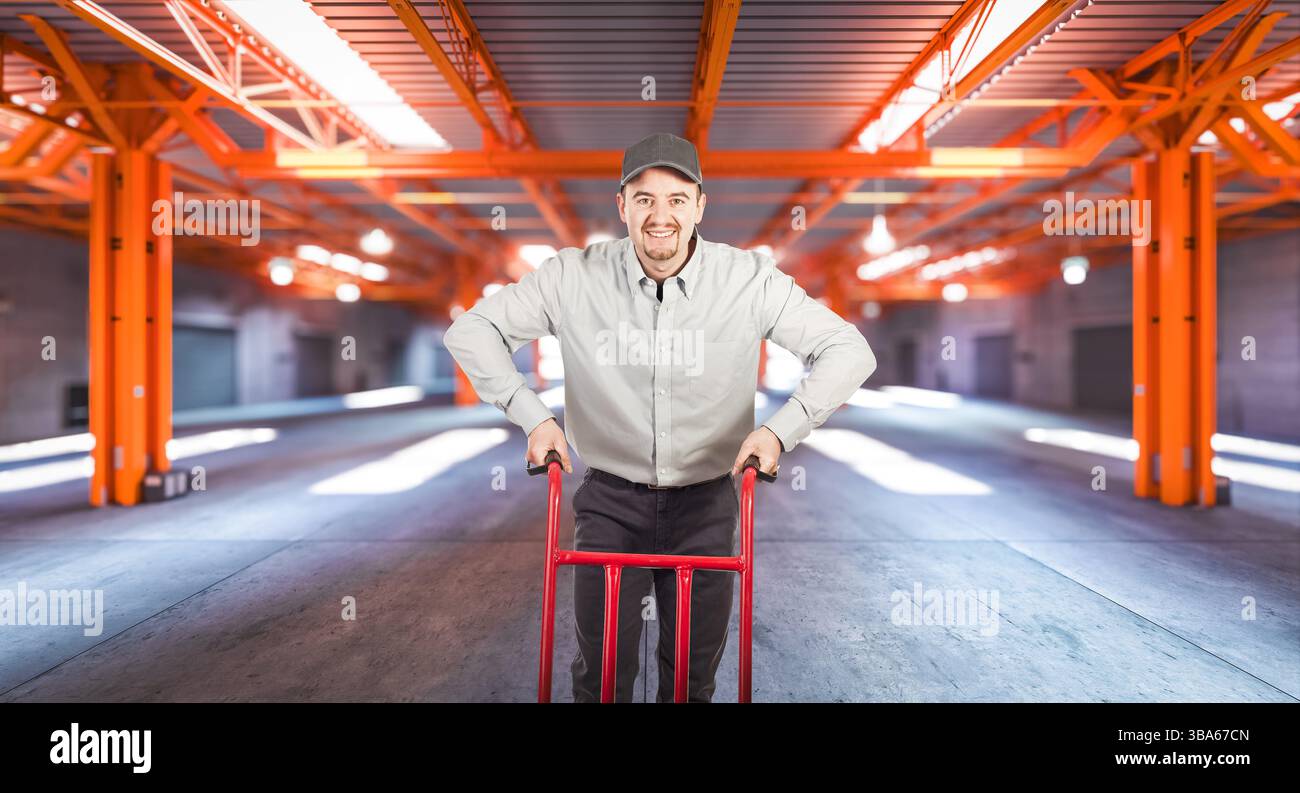 Zustellkurier, der den Handwagen in den Lagerraum schiebt Stockfoto