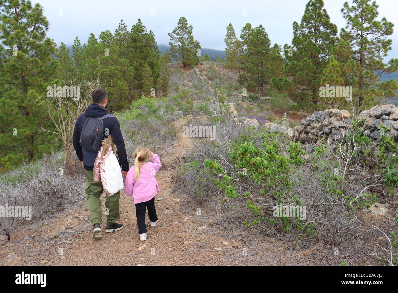 Mit Dad spazieren gehen. Ein Vater und eine Tochter machen einen Spaziergang auf dem Land. Stockfoto