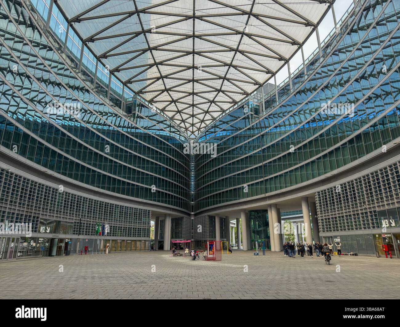 Der moderne Platz Città di Lombardia unter dem Wolkenkratzer der Region im Zentrum von Mailand Stockfoto