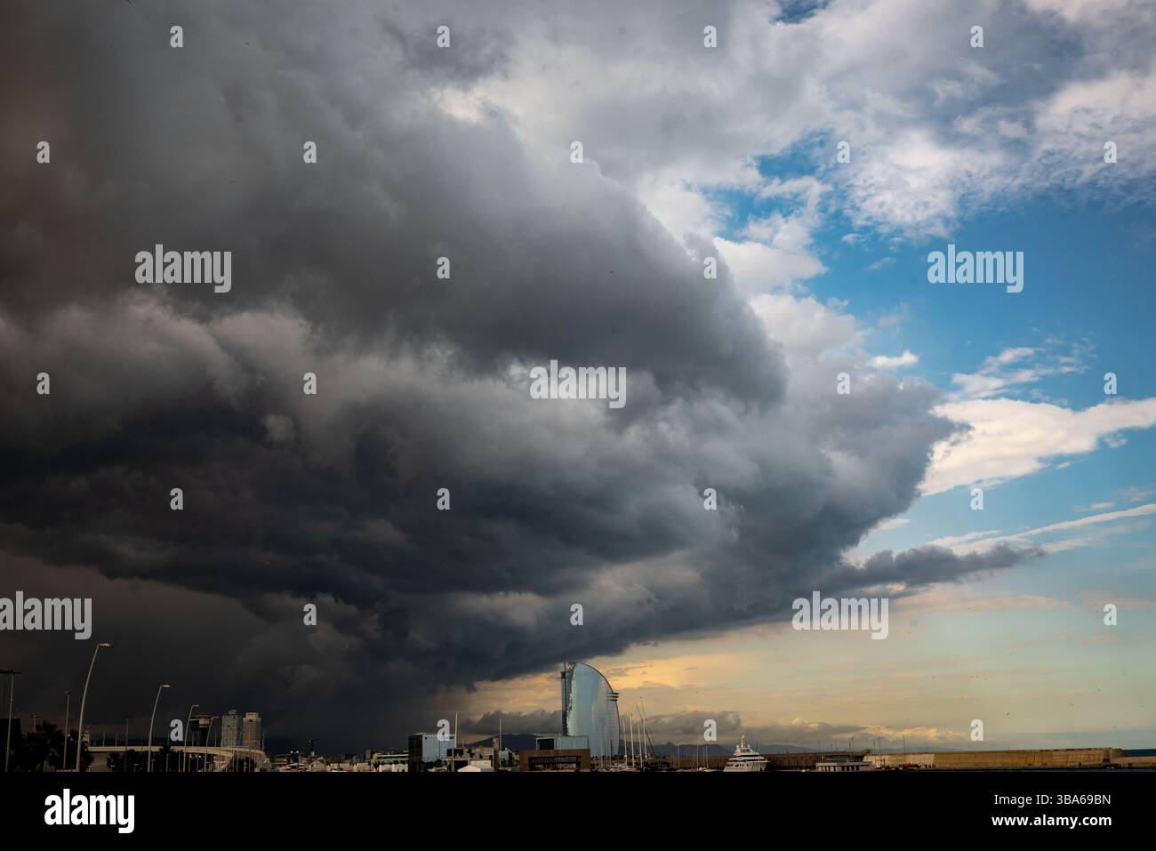 11. Mai 2025. Barcelona, Spanien: Dunkle Sturmwolken sammeln sich über Barcelonas Küste, während sich eine intensive Wetterfront der Stadt nähert, was die zunehmende Häufigkeit extremer Wetterereignisse im Zusammenhang mit dem Klimawandel unterstreicht. Bild: Jordi Boixareu/Alamy Live News. Stockfoto