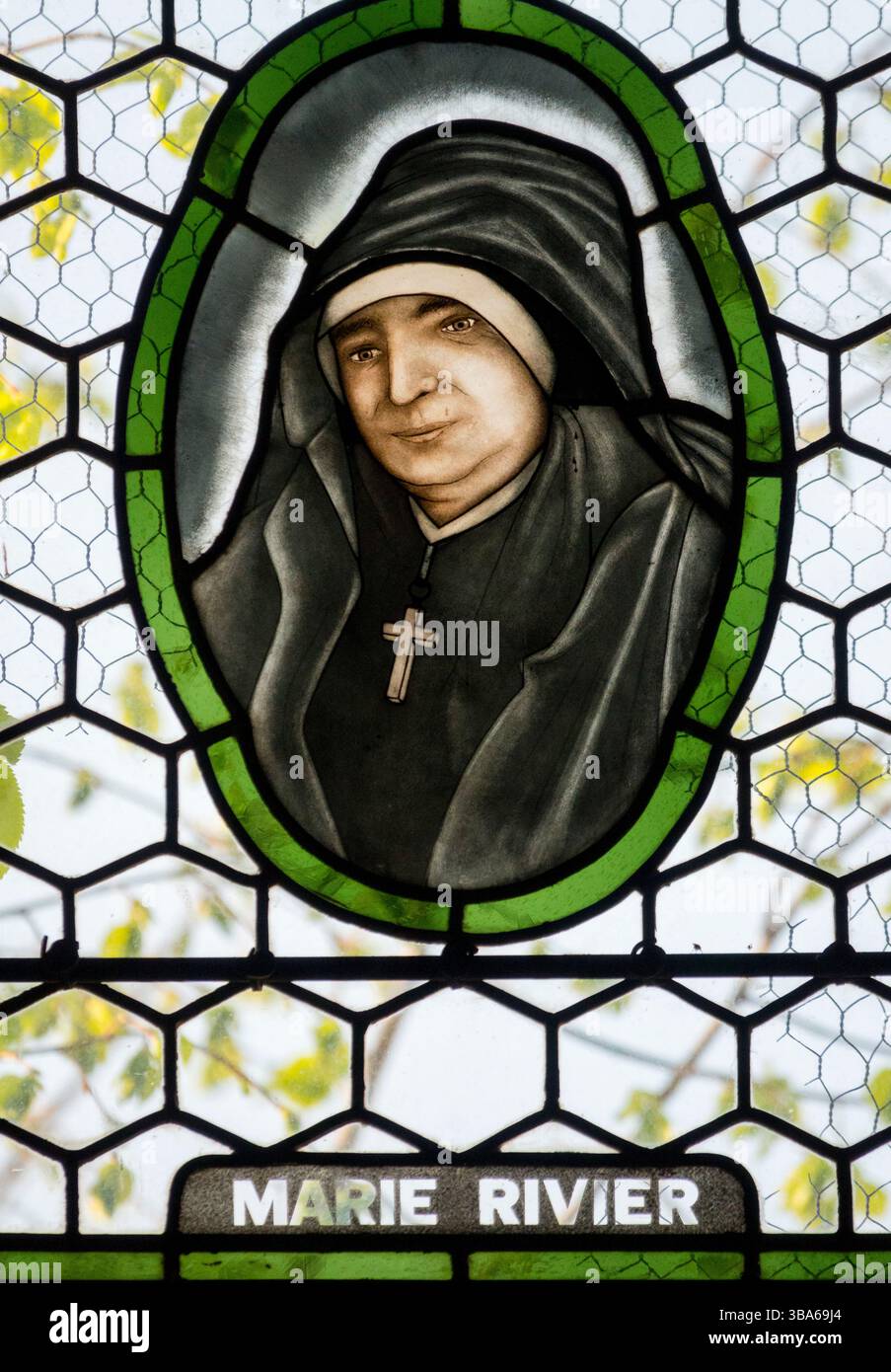 Saugues, Frankreich - 05-03-2025: Buntglas (19. Jahrhundert) von Saint Marie Rivier. Katholischer Heiliger. Stockfoto