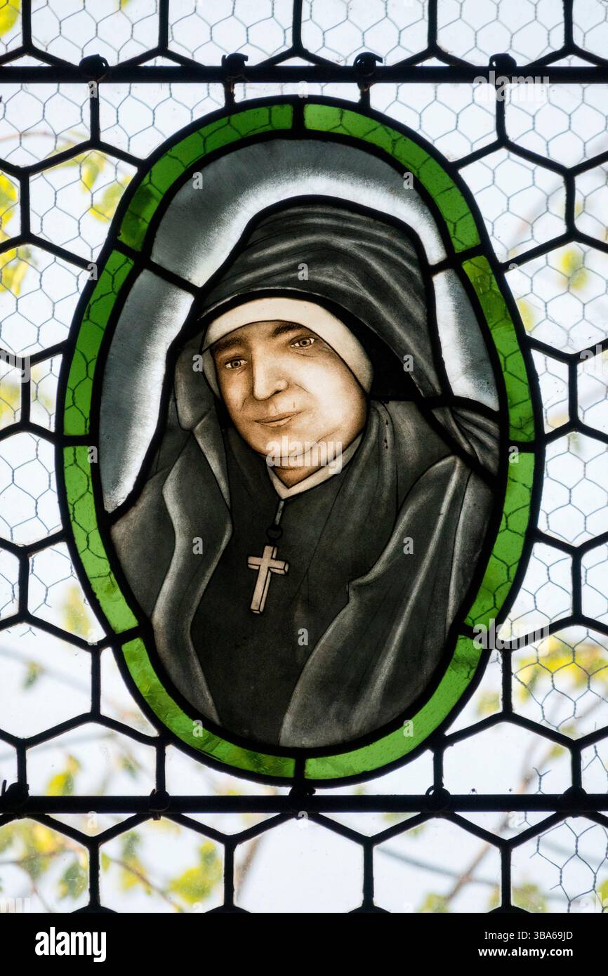 Saugues, Frankreich - 05-03-2025: Buntglas (19. Jahrhundert) von Saint Marie Rivier. Katholischer Heiliger. Stockfoto