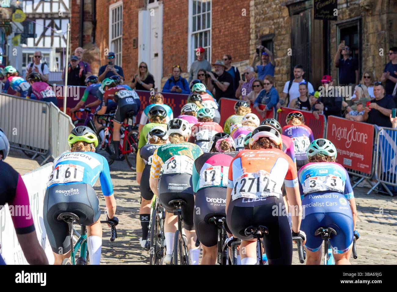 Lincoln, Großbritannien. Mai 2025. Rapha Lincoln Grand Prix Frauen-Rennen Sonntag, 11. Mai 2025 1. Lauren Dickson (Handsling Alba Dev Road Team) 2. Anna Morris 3. Grace Lister (Hess Cycling Team) Foto: Phil Crow/Alamy Live News Credit: Phil Crow/Alamy Live News Stockfoto