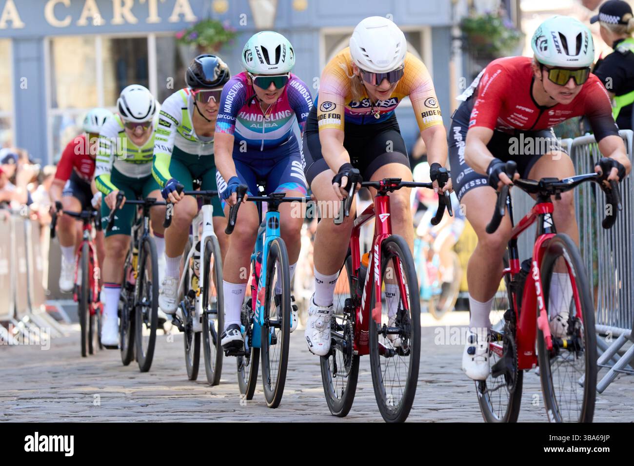 Lincoln, Großbritannien. Mai 2025. Rapha Lincoln Grand Prix Frauen-Rennen Sonntag, 11. Mai 2025 1. Lauren Dickson (Handsling Alba Dev Road Team) 2. Anna Morris 3. Grace Lister (Hess Cycling Team) Foto: Phil Crow/Alamy Live News Credit: Phil Crow/Alamy Live News Stockfoto