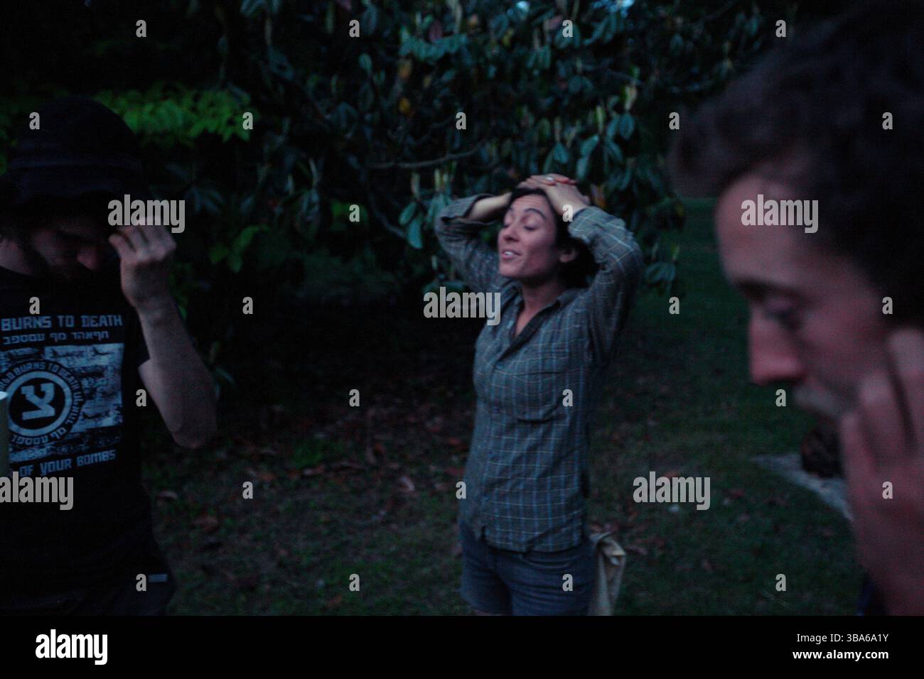 Die Dämmerung fällt und die Leute beginnen, sich für die Nacht zu melden. Stockfoto