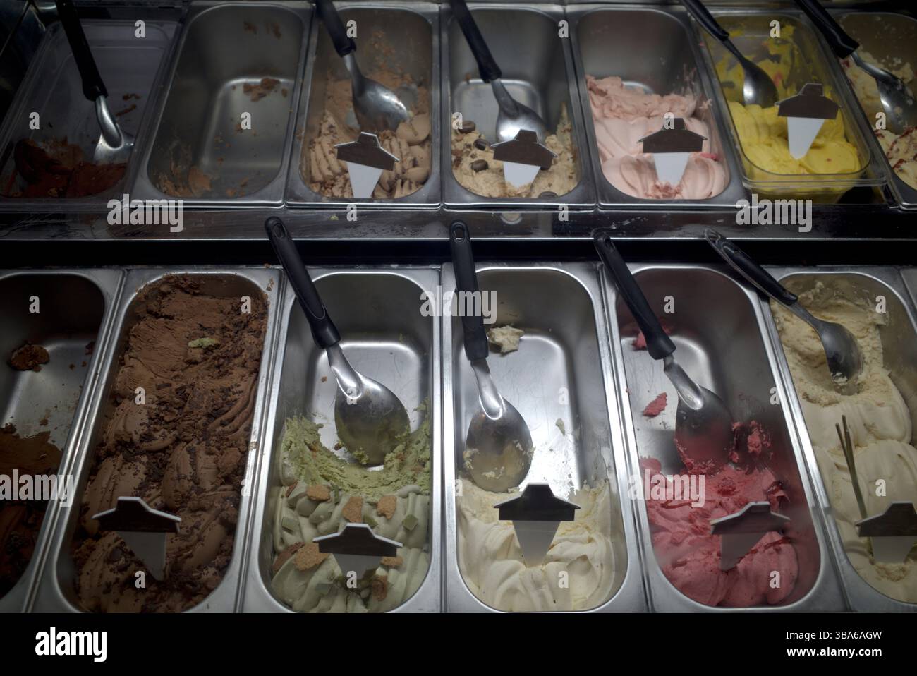 Nahaufnahme von Eis im Eiscafé mit verschiedenen Geschmacksrichtungen. Stockfoto