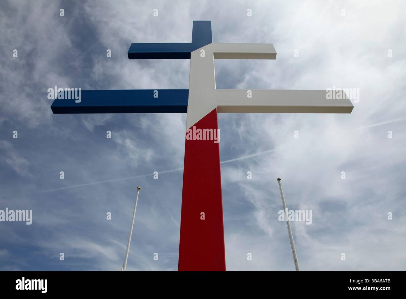 Cross of Lothringen am Utah Beach D-Day Landing Memorial & Monument of the Landing of the French 2nd Armoured Division, Utah Beach, Frankreich. Stockfoto