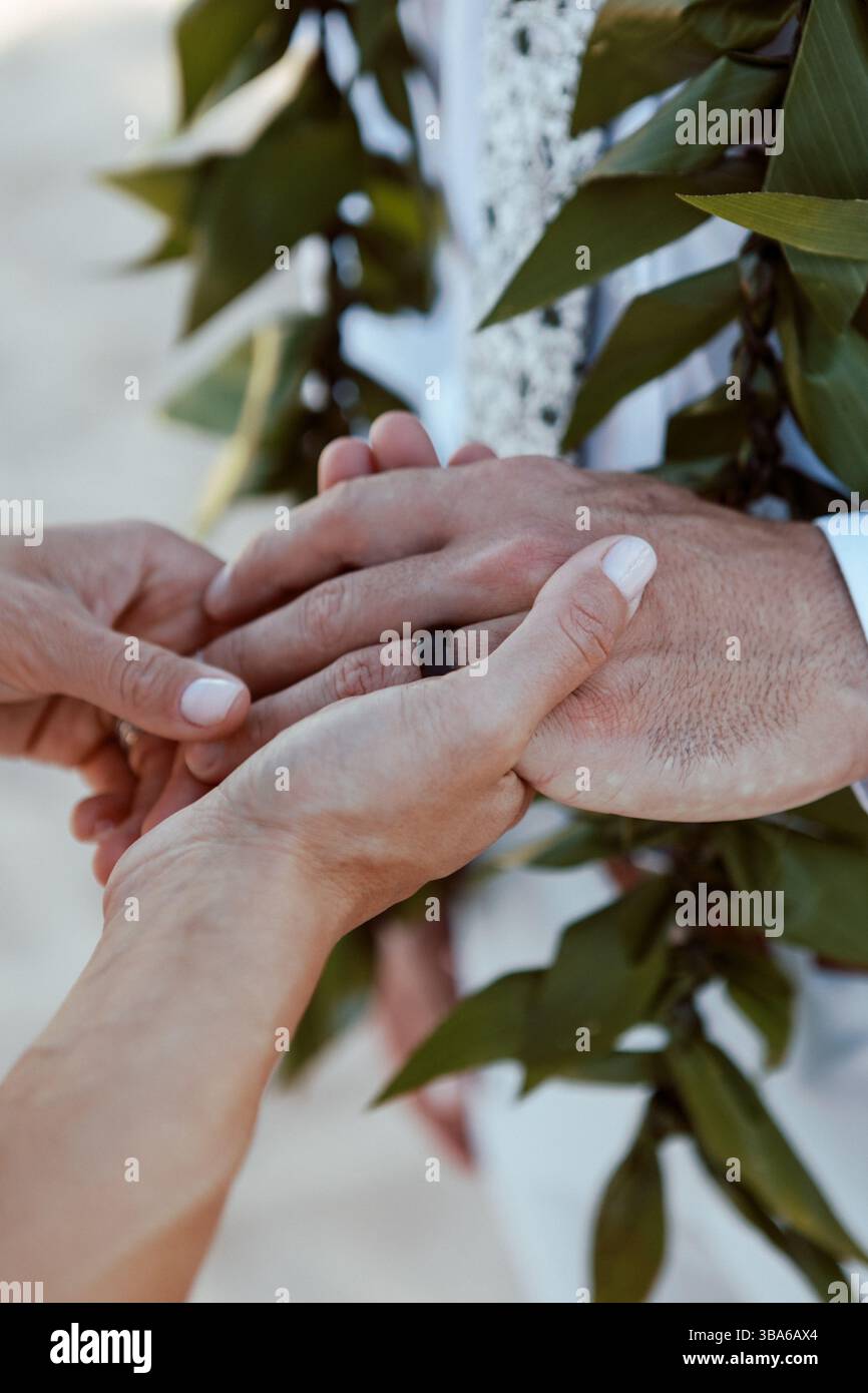 Hawaiianischer Ringwechsel am Beach Elopement Stockfoto