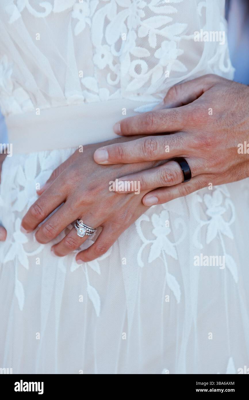 Hochzeitskleid mit Spitze und Eheringen Stockfoto