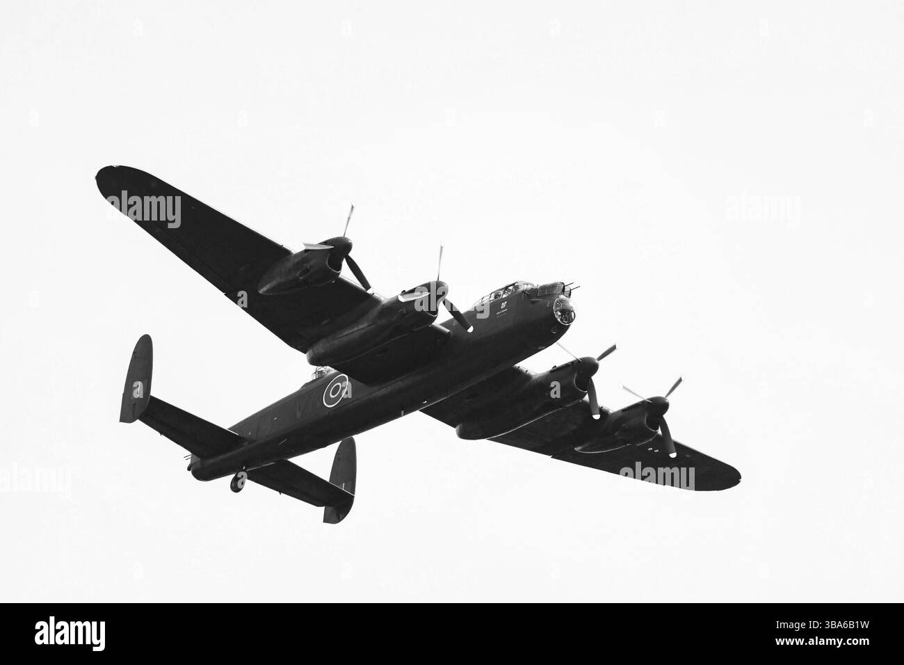 Schwarz-weiß, Royal Air Force, RAF, Battle of Britain Memorial Flight, BBMF, Avro Lancaster WW2 schwerer Bomber im Flug. PA474. Stockfoto