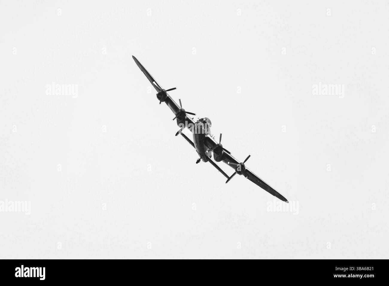 Schwarz-weiß, Royal Air Force, RAF, Battle of Britain Memorial Flight, BBMF, Avro Lancaster WW2 schwerer Bomber im Flug. PA474. Stockfoto