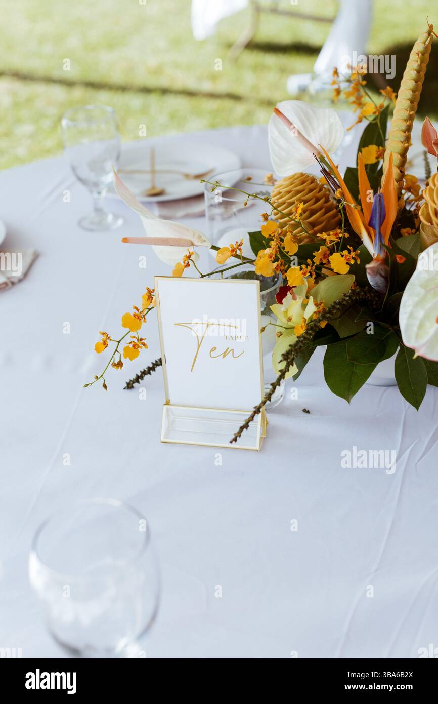 Moderner Tropischer Hochzeitstisch Stockfoto