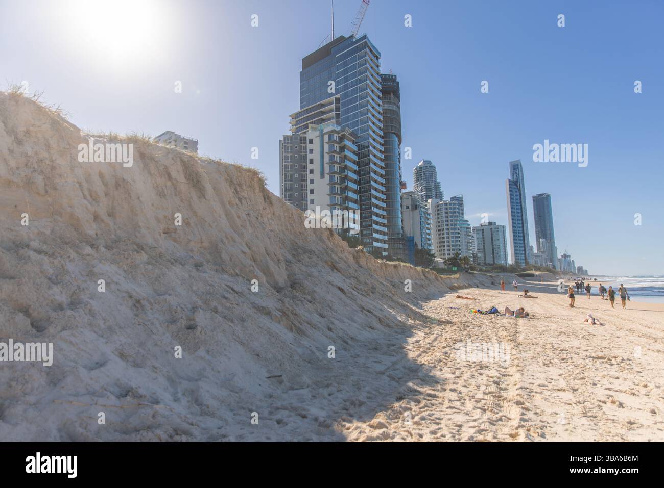 Hohe Sanddüne an der Gold Coast nach dem tropischen Zyklon Alfred Stockfoto