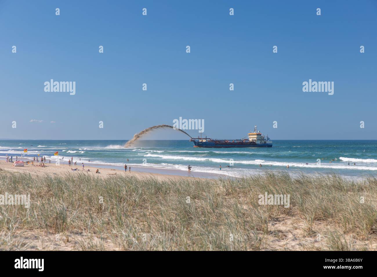 Baggerschienenpumpen Sand - Rückgewinnung aus dem tropischen Zyklon Alfred Stockfoto
