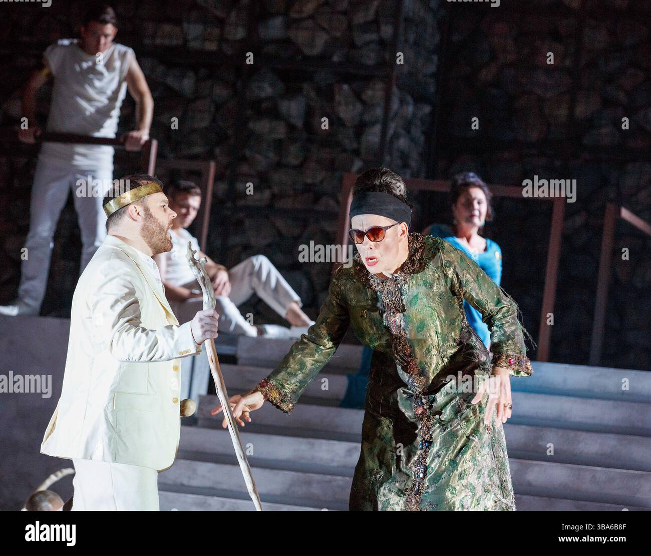 Front, l-r: Roland Wood (Ödipus), Matthew Best (Tiresias) in THEBANS an der English National Opera (ENO), London Coliseum WC2 03/05/2014 Musik: Julian Anderson Text: Frank McGuinness nach Sophocles Dirigent: Edward Gardner Set Design: Tom Pye Kostüme: Christof Hetzer Beleuchtung: Jean Kalman Regisseur: Pierre Audi Stockfoto