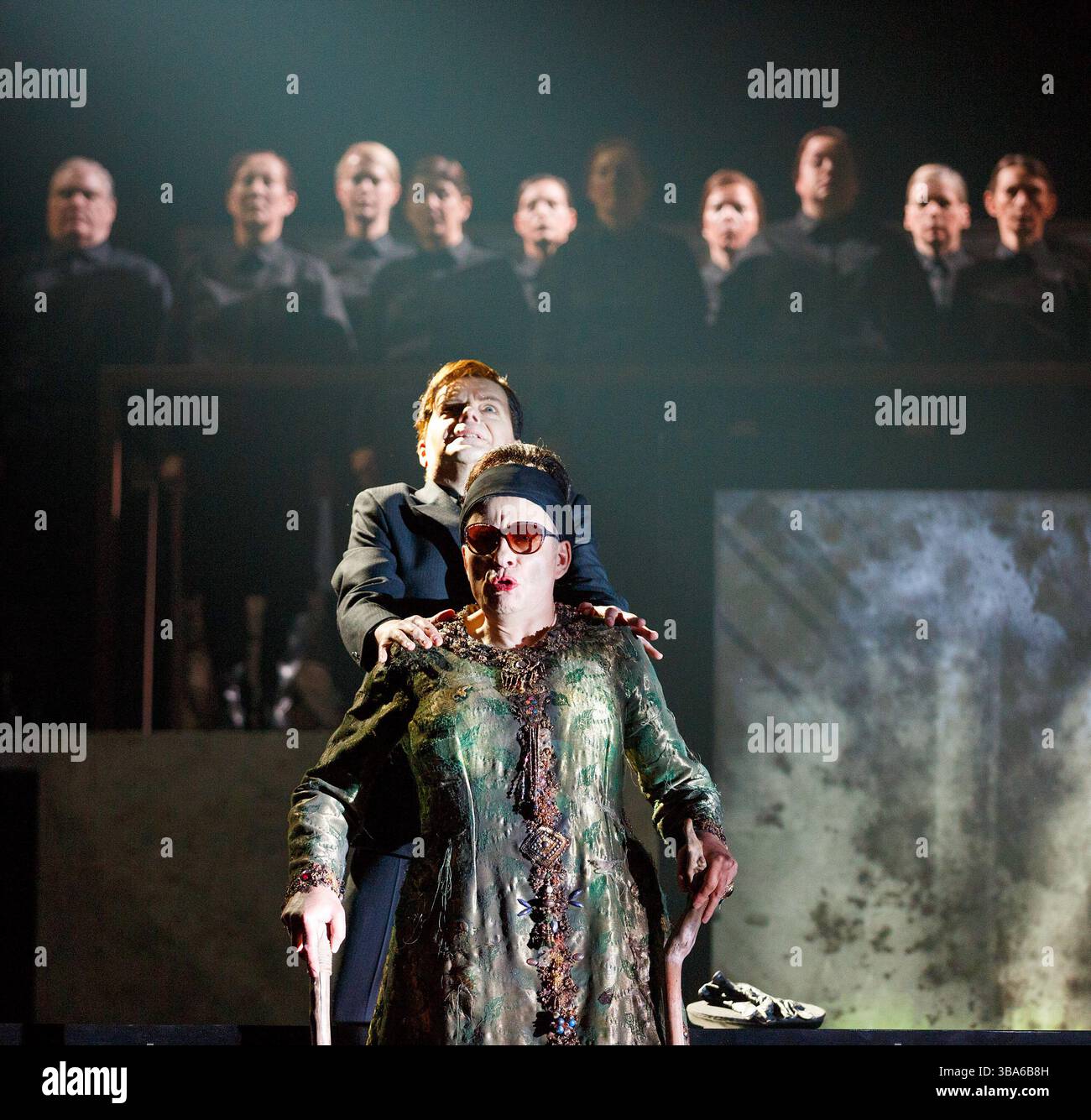 Matthew Best (Tiresias - Front), Peter Hoare (Creon) in THEBANS an der English National Opera (ENO), London Coliseum WC2 03/05/2014 Musik: Julian Anderson Text: Frank McGuinness nach Sophocles Dirigent: Edward Gardner Set Design: Tom Pye Kostüme: Christof Hetzer Beleuchtung: Jean Kalman Regisseur: Pierre Audi Stockfoto