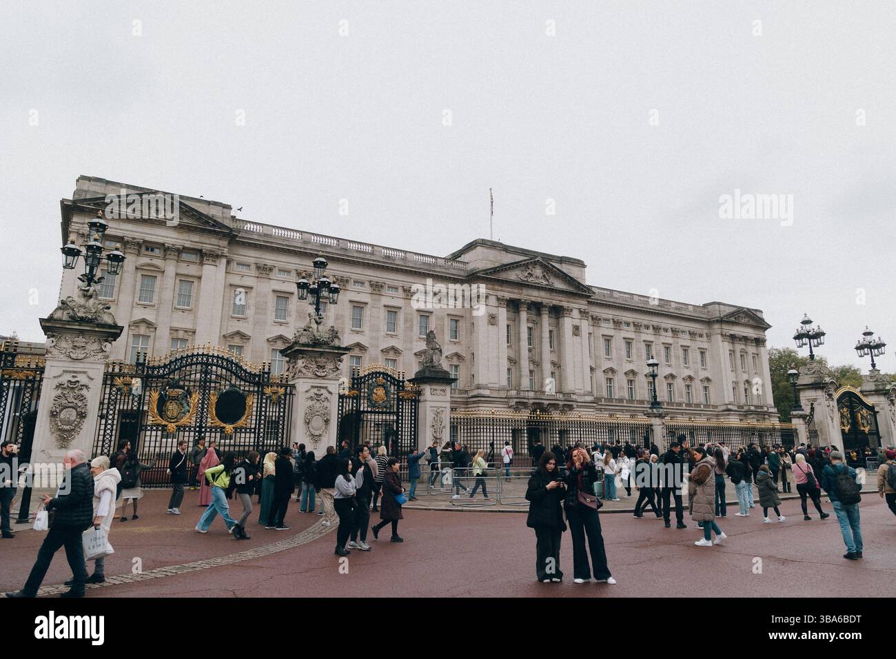 Voller, düsterer Tag im Buckingham Palace in London Stockfoto