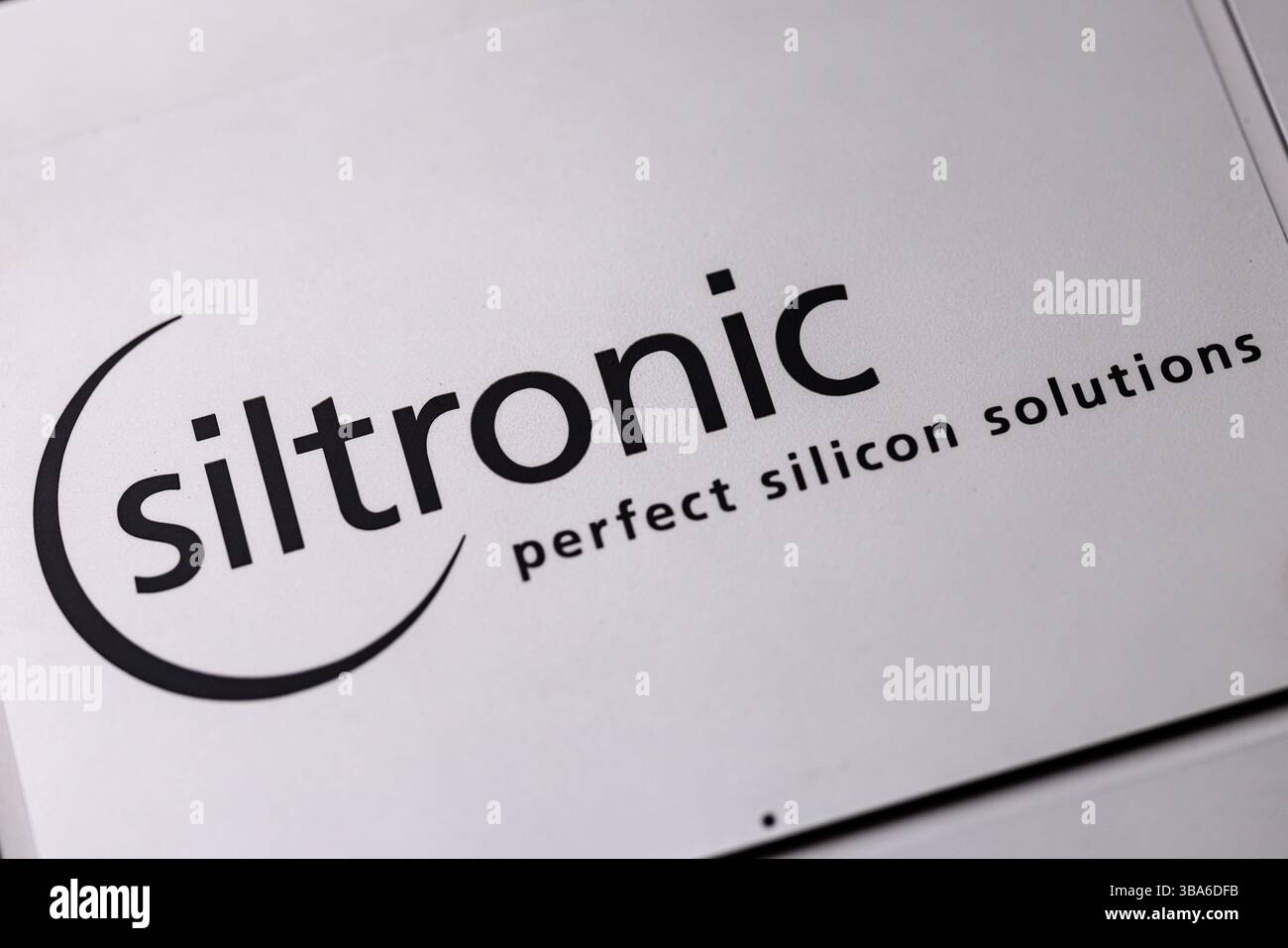 München, Deutschland. Mai 2025. Das Logo der Siltronic AG mit der Aufschrift „perfekte Siliziumlösungen“ ist in München (Bayern) auf der Stele am Firmensitz in München zu sehen. Die Gruppe ist der weltweit drittgrößte Hersteller von Wafern für die Halbleiterindustrie. Quelle: Matthias Balk/dpa/Alamy Live News Stockfoto