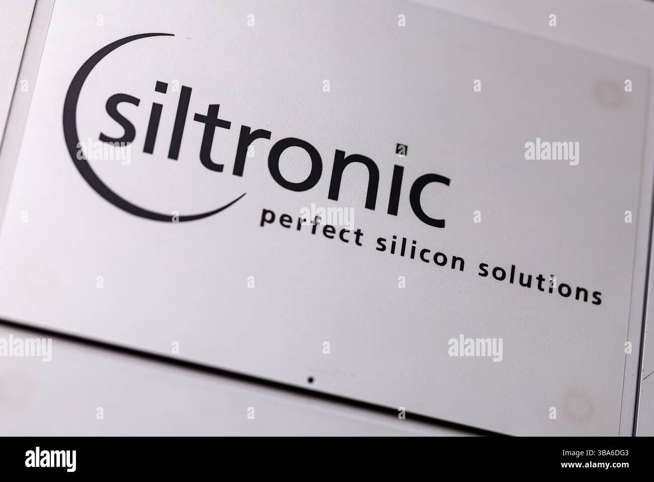 München, Deutschland. Mai 2025. Das Logo der Siltronic AG mit der Aufschrift „perfekte Siliziumlösungen“ ist in München (Bayern) auf der Stele am Firmensitz in München zu sehen. Die Gruppe ist der weltweit drittgrößte Hersteller von Wafern für die Halbleiterindustrie. Quelle: Matthias Balk/dpa/Alamy Live News Stockfoto
