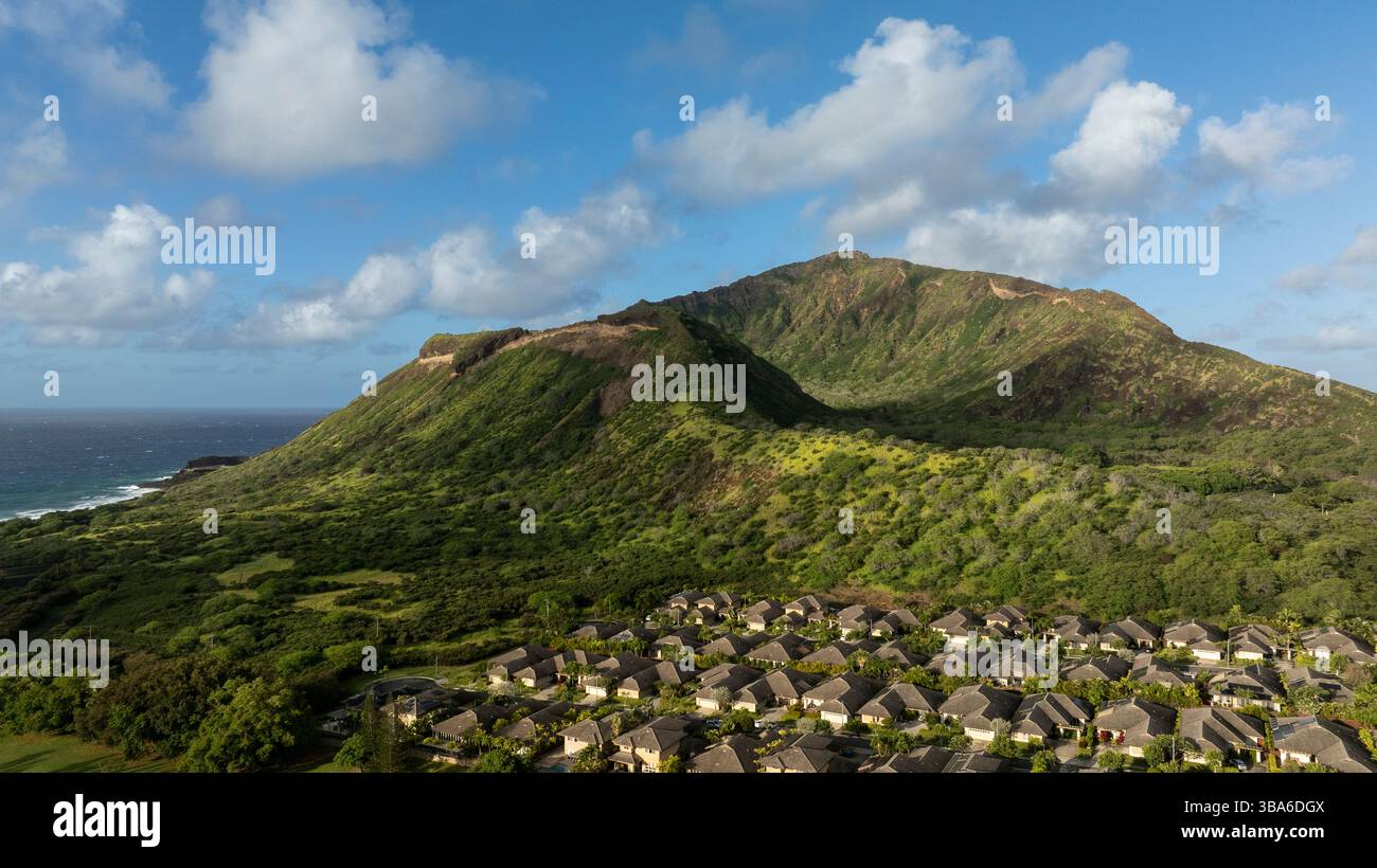 Wohnsiedlung am Fuße des Koko Head Crators Stockfoto