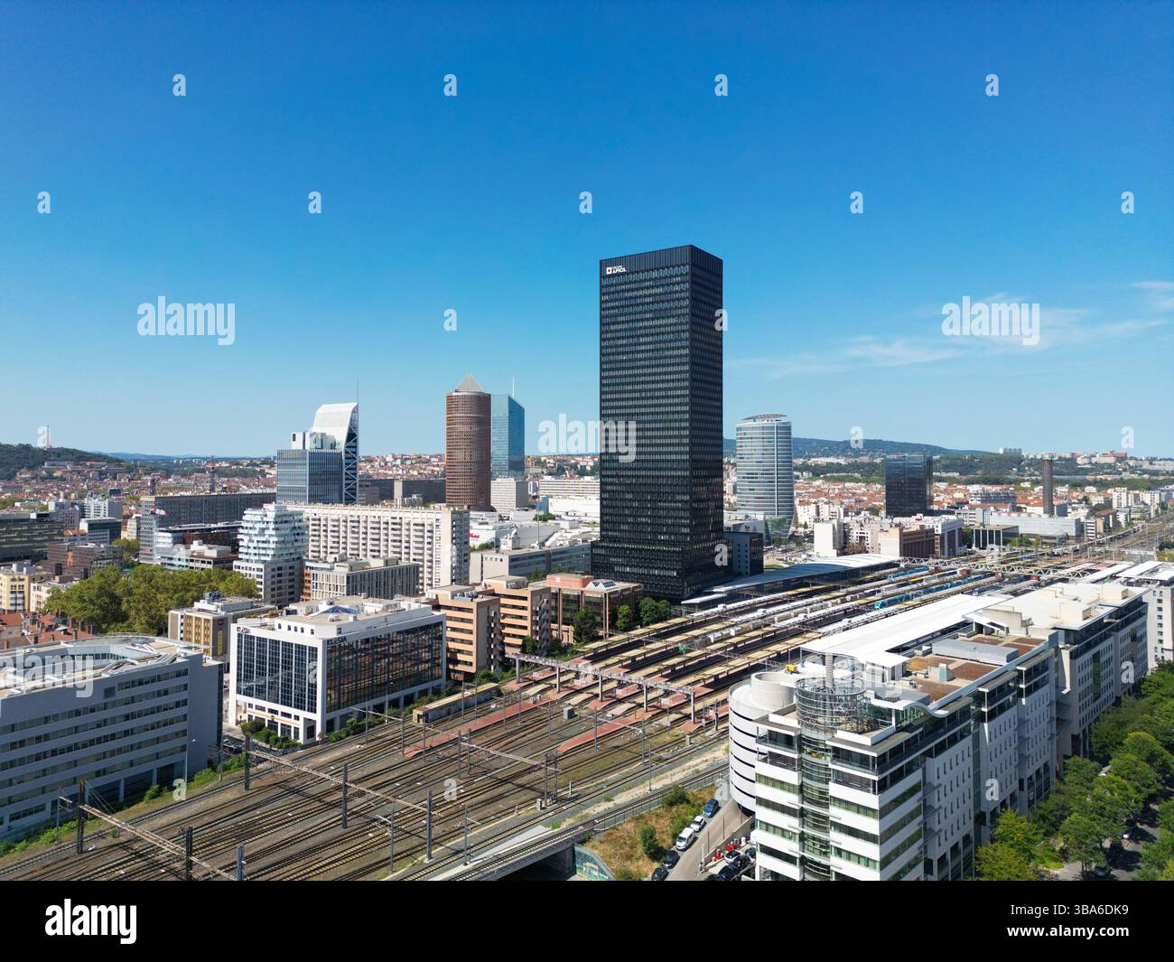Lyon (Zentralfrankreich): Aus der Vogelperspektive des Wolkenkratzers „Tour to-Lyon“ und des Bahnhofs Part-Dieu im Geschäftsviertel La Part-Dieu. In Th Stockfoto