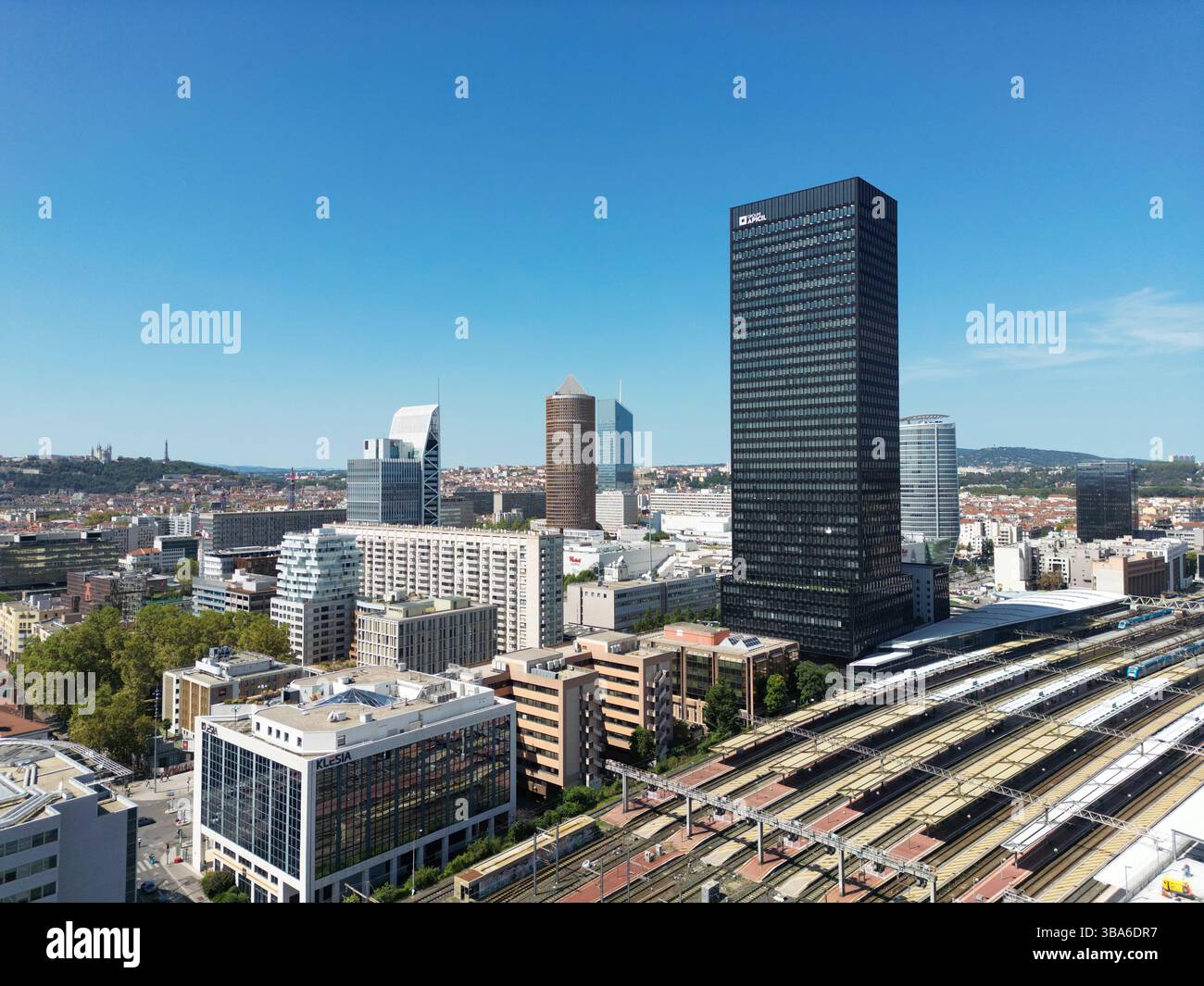 Lyon (Zentralfrankreich): Aus der Vogelperspektive des Wolkenkratzers „Tour to-Lyon“ und des Bahnhofs Part-Dieu im Geschäftsviertel La Part-Dieu. In Th Stockfoto
