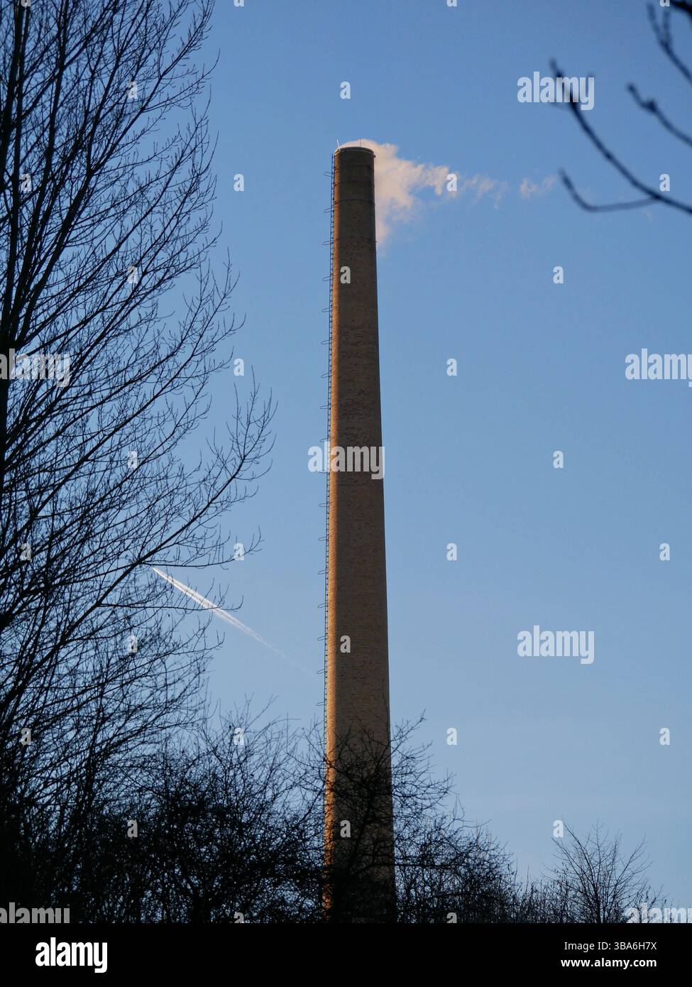Ein einsamer Schornstein Symbol für Erinnerung und vergangenes Leben, ein Zeugnis der Industriegeschichte. Stockfoto