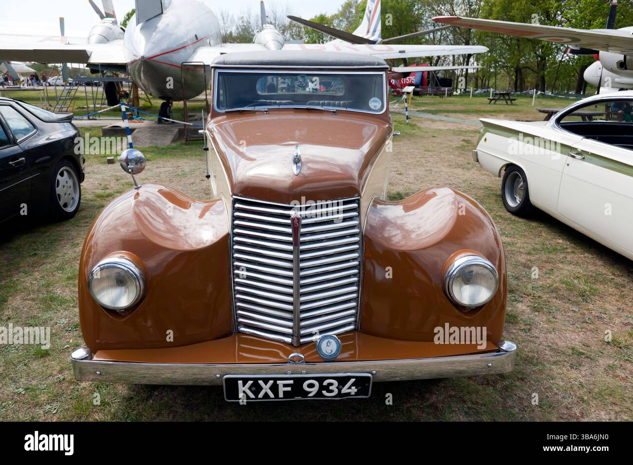 Vorderansicht eines Brown, 1949 Armstrong Siddeley Typhoon Coupé mit festem Kopf, im Aircraft Park im Brooklands Museum während der Easter Classic Gathering Stockfoto