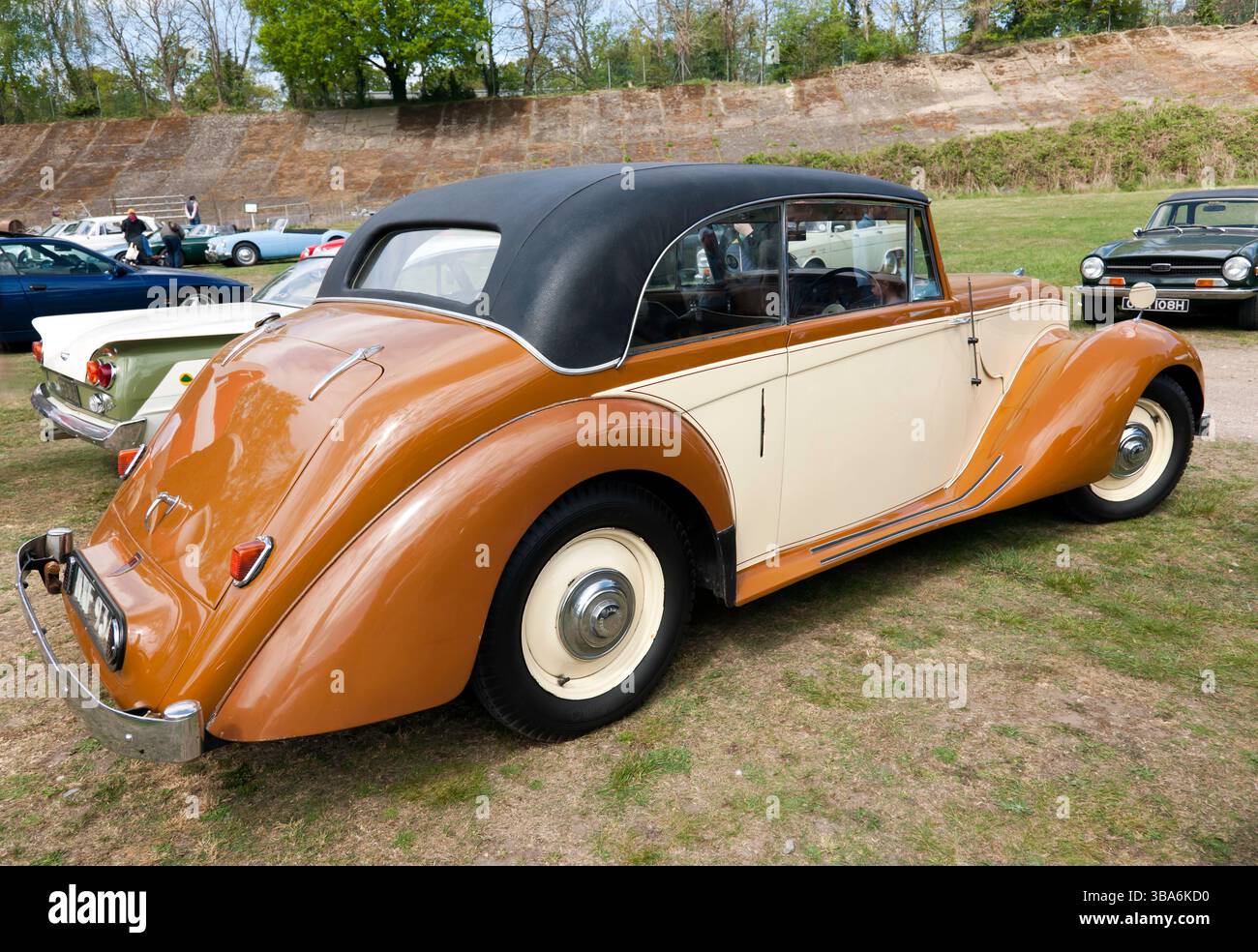 Blick auf ein Brown, 1949 Armstrong Siddeley, Taifun Fixed Head Coupé im Aircraft Park im Brooklands Museum, während der Easter Classic Gathering Stockfoto