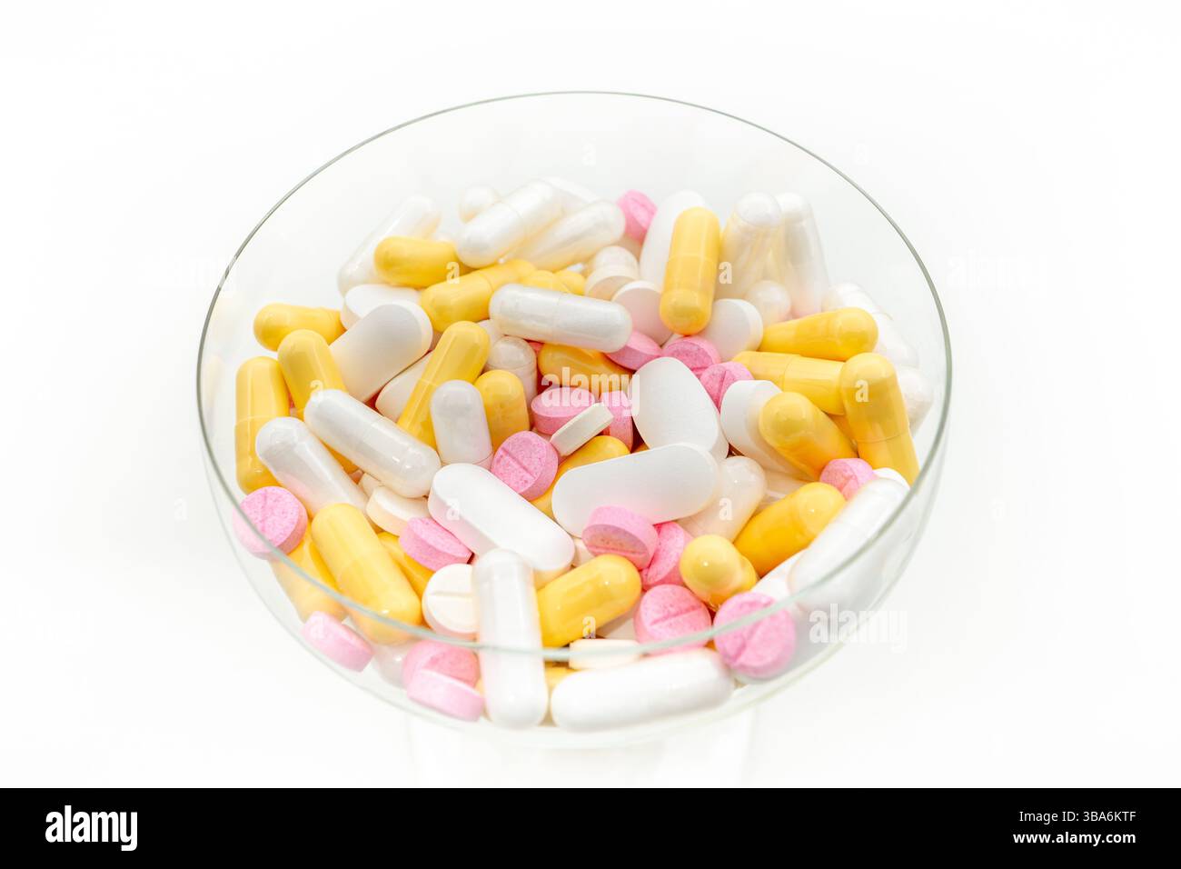 Pillen in Farbe in einem Glas Stockfoto
