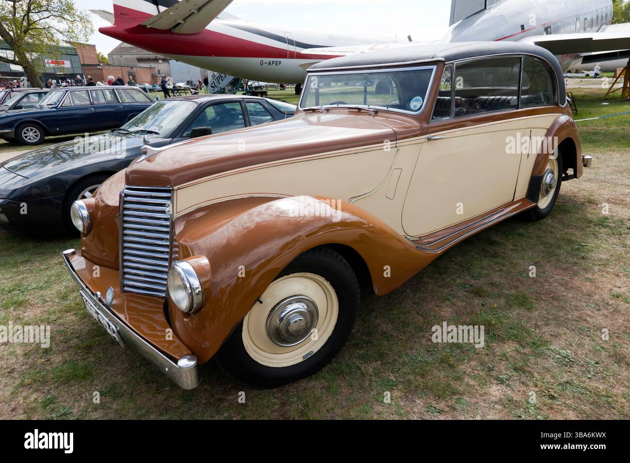 Blick auf ein Brown, 1949 Armstrong Siddeley, Taifun Fixed Head Coupé im Aircraft Park im Brooklands Museum während der Easter Classic Gathering Stockfoto