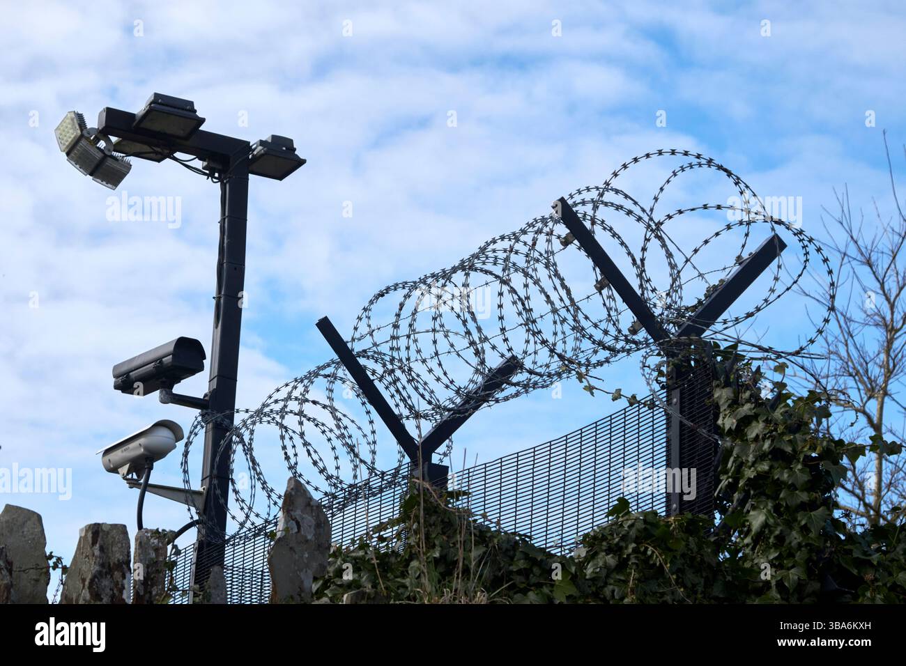 Stacheldrahtzäune Kameras und hochintensive Sicherheitsbeleuchtung an einem sicheren Standort in Nordirland downpatrick Polizeistation Stockfoto