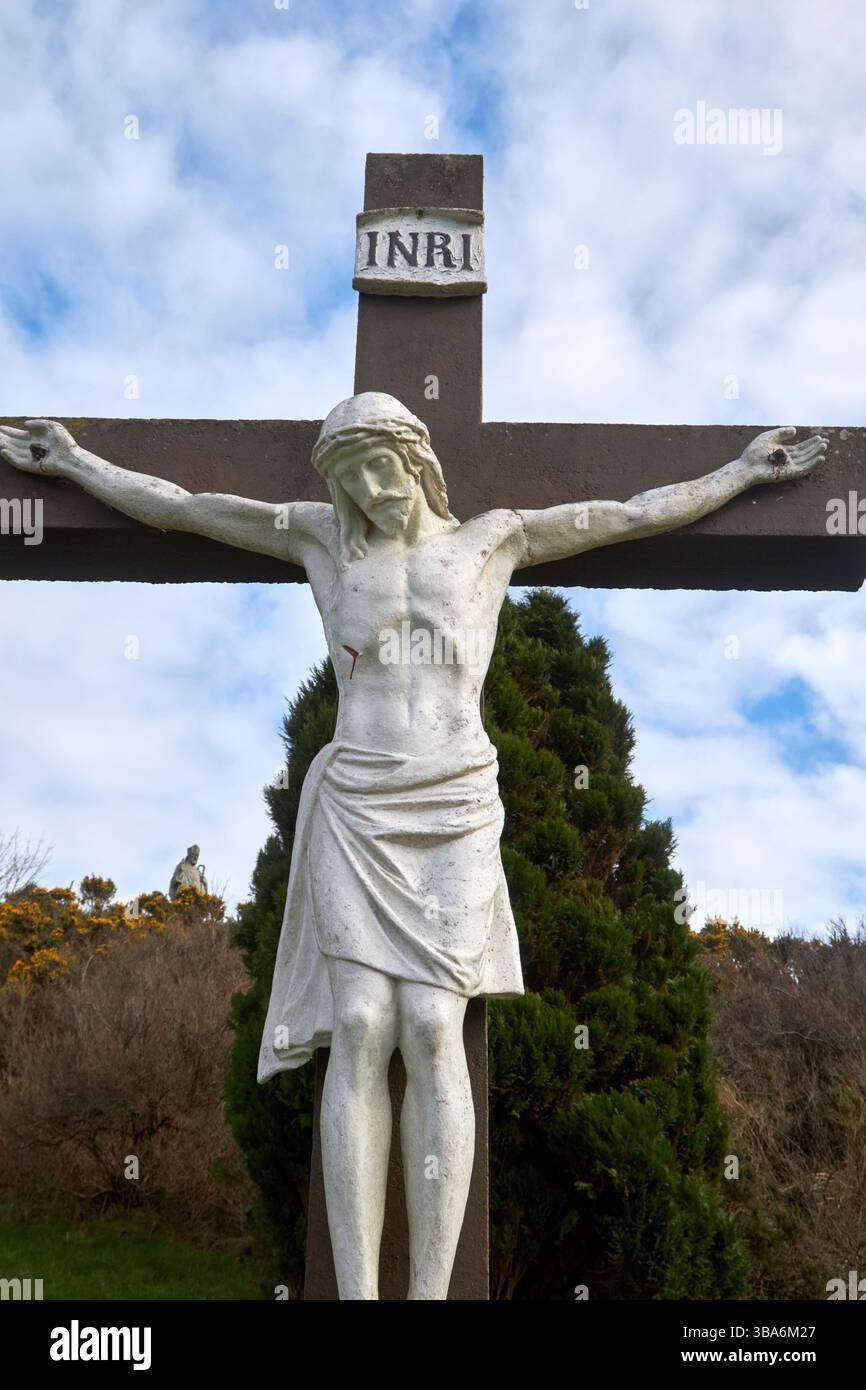 jesus nagelte am Kreuz mit Inri über der Kreuzigungsszene am St. patricks National Monument slieve patrick saul County im Norden irlands großbritannien Stockfoto